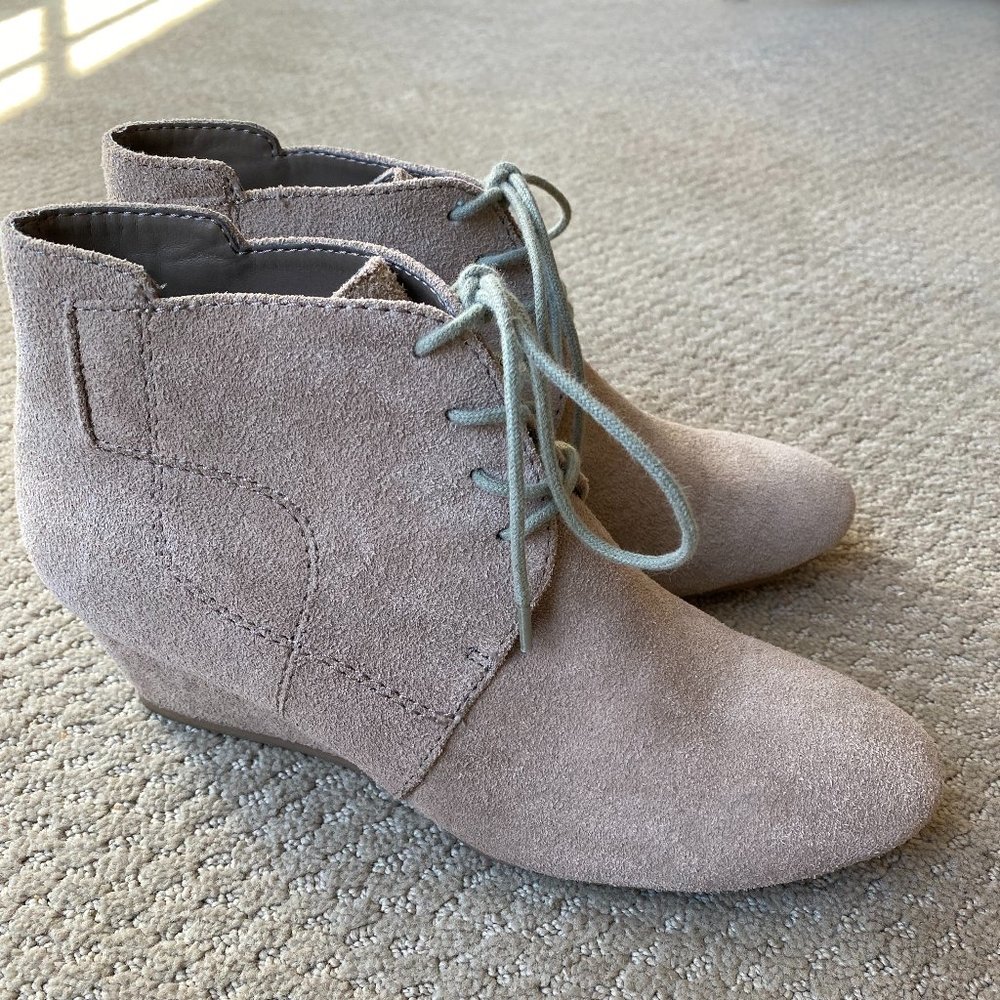 Nine West Womens Tan Suede Lace-Up Wedge Ankle Bootie Size 7-1/2